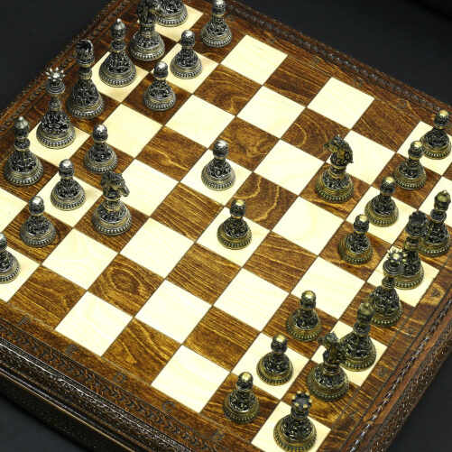 Изображение «Шахматная доска с полкой и фигурами»