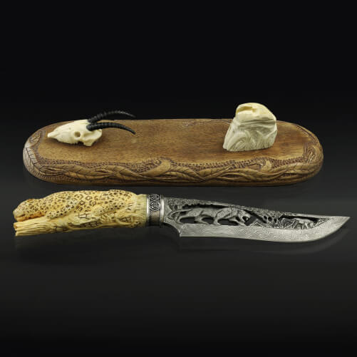 Изображение «Авторский нож Ягуар на подставке»