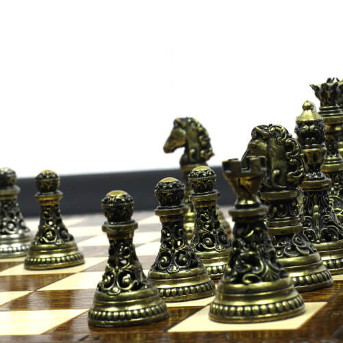 Изображение «Шахматная доска с полкой и фигурами»