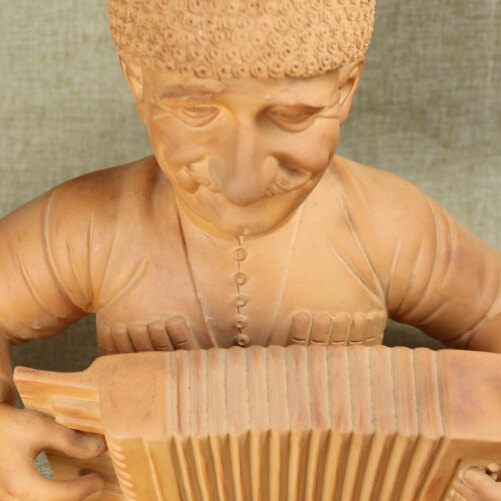 Изображение «Авторская статуэтка Горец с гармонью глиняная»