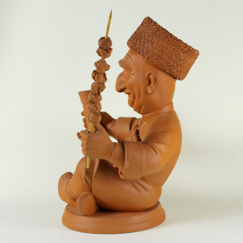 Изображение «Авторская статуэтка Горец сидячий с шашлыком глиняная»