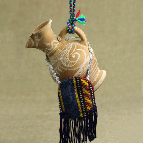 Изображение «Кувшин глиняный Балхар с тканью и узелком малый»