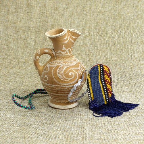 Изображение «Кувшин глиняный Балхар с тканью и узелком малый»