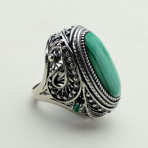 Изображение «Женский перстень с филигранью из серебра с малахитом»