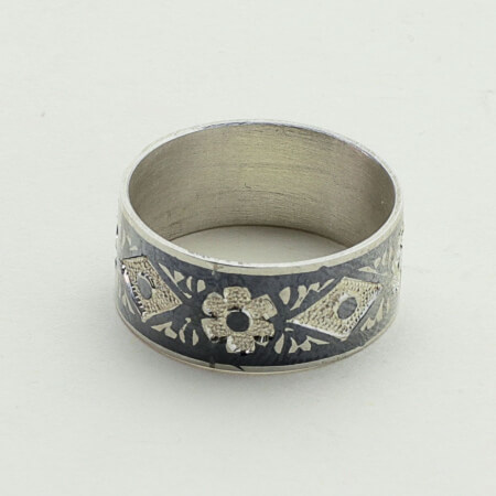 Изображение «Кубачинское узкое кольцо с резьбой и чернью 2»