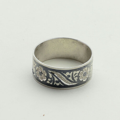 Изображение «Кубачинское узкое кольцо с резьбой и чернью»